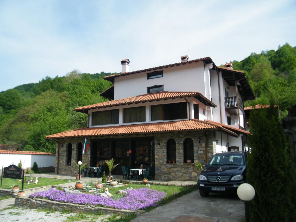 Family Hotel Chiflik Hills Exteriör bild
