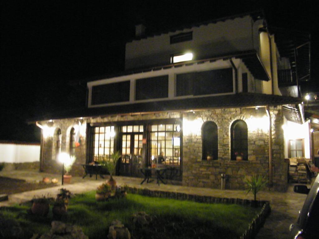 Family Hotel Chiflik Hills Exteriör bild
