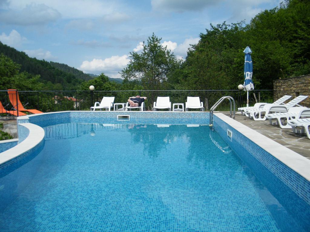 Family Hotel Chiflik Hills Exteriör bild