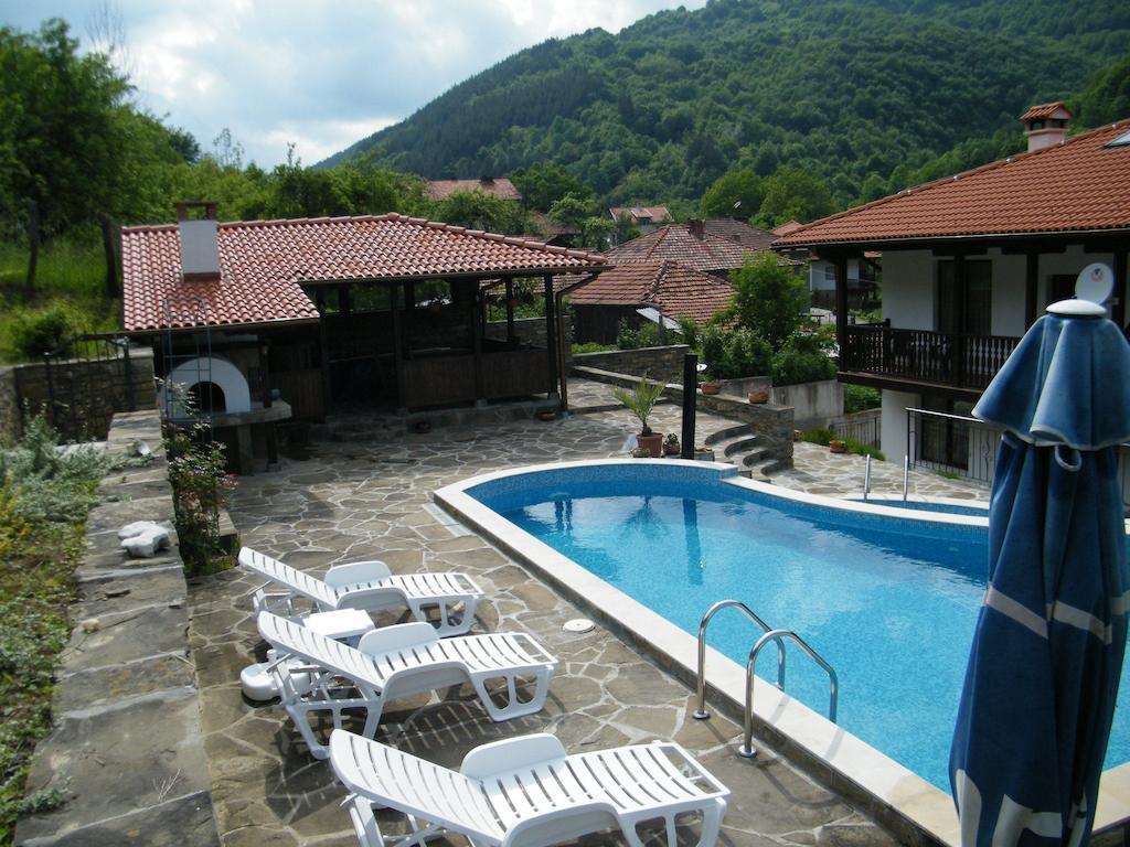Family Hotel Chiflik Hills Exteriör bild