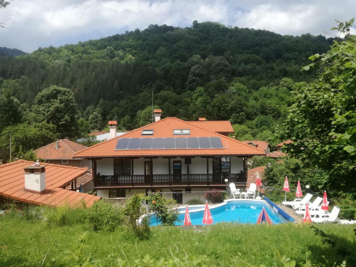 Family Hotel Chiflik Hills Exteriör bild